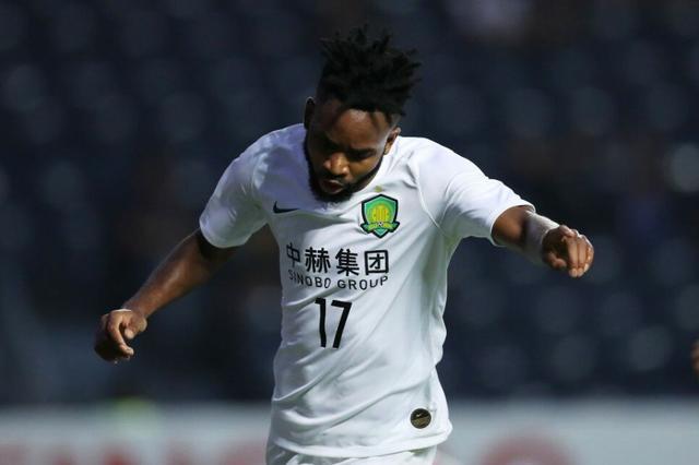  索肖前锋帽子戏法，独中三元助球队登顶积分榜